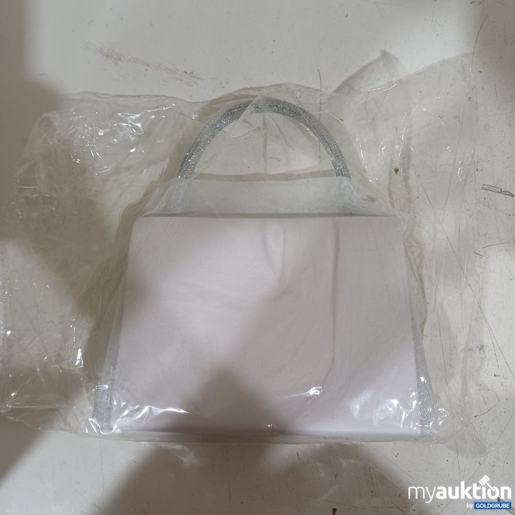 Artikel Nr. 931923 Artikel Nr. 931923: Glitzernde silberne Handtasche mit gedrehten Griff
