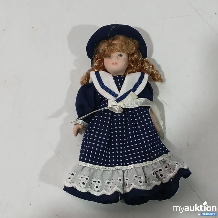 Artikel Nr. 961946: Porzellanpuppe mit blauer Kleidung
Ca 15cm groß