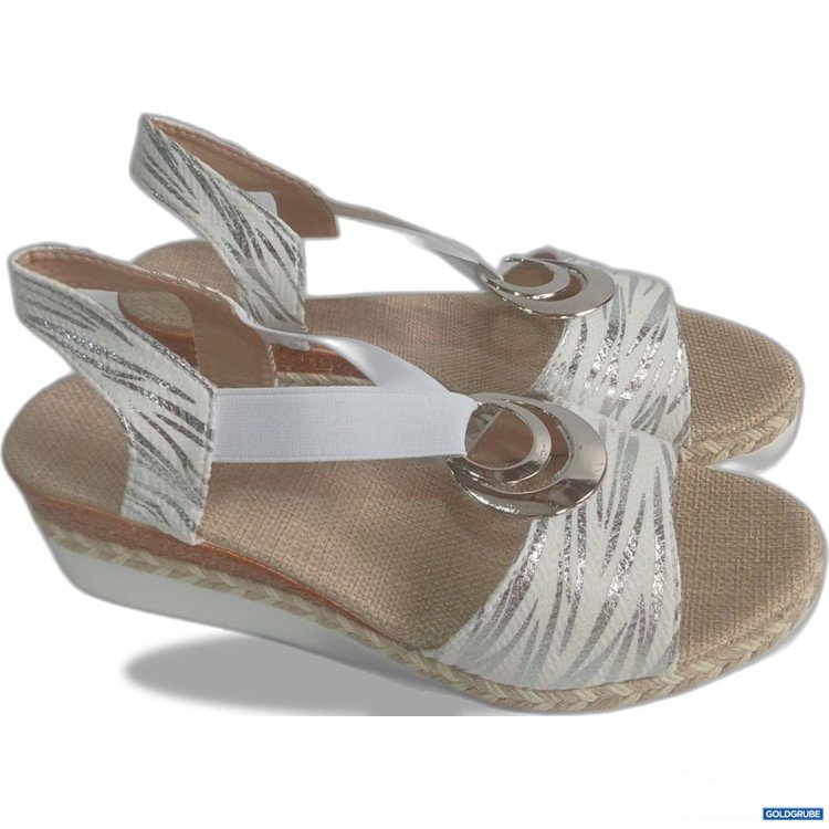 Artikel Nr. 930947 Artikel Nr. 930947: Sandalen mit elastischen Riemen und dekorativem Metallring. Farbe: Weiß mit silbernen Akzenten
Gr 40