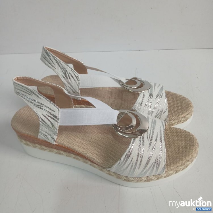 Artikel Nr. 930947 Artikel Nr. 930947: Sandalen mit elastischen Riemen und dekorativem Metallring. Farbe: Weiß mit silbernen Akzenten
Gr 40