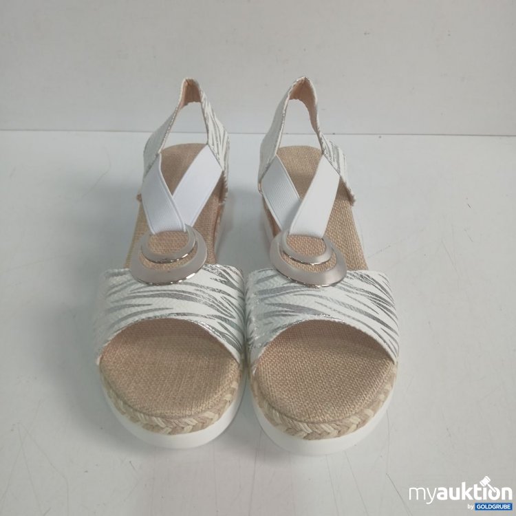 Artikel Nr. 930947 Artikel Nr. 930947: Sandalen mit elastischen Riemen und dekorativem Metallring. Farbe: Weiß mit silbernen Akzenten
Gr 40